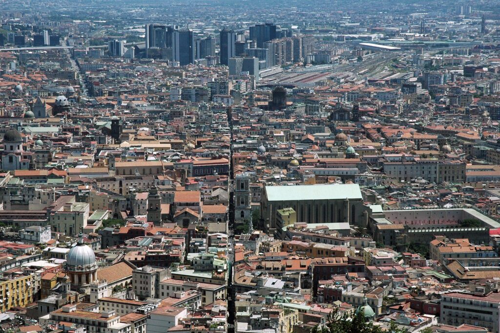 Spaccanapoli zieht sich schnurgerade durch die Altstadt von Neapel, gesehen vom Castel Sant'Elmo