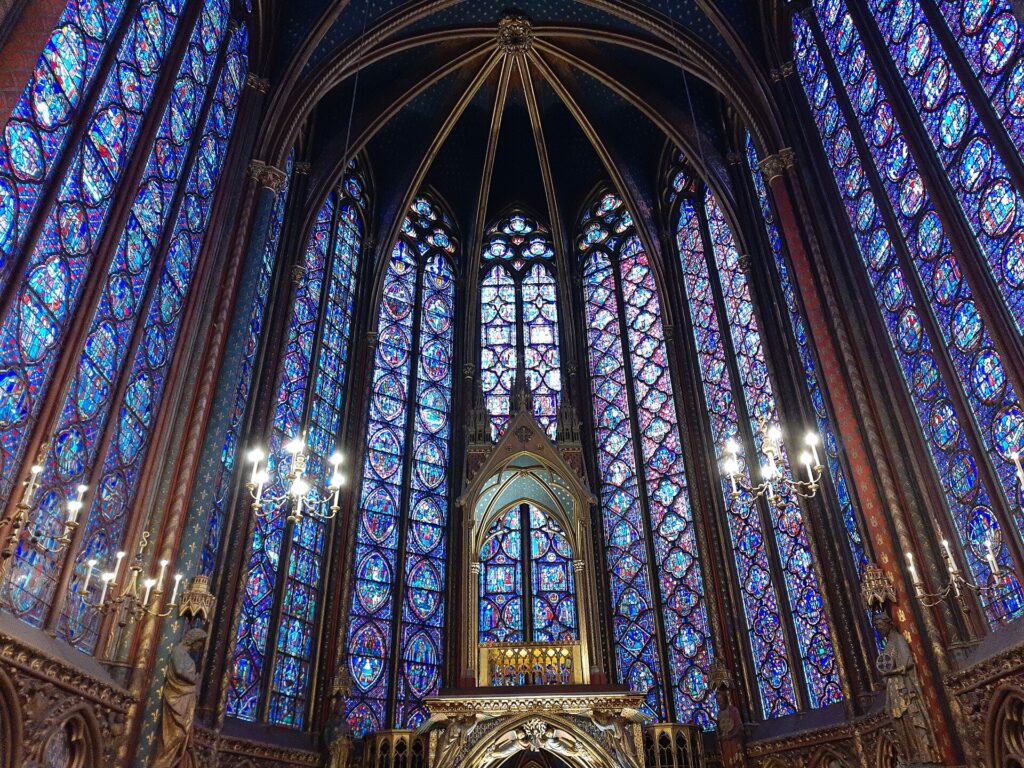 Die Buntglasfenster der Oberkapelle der Sainte-Chapelle in Paris