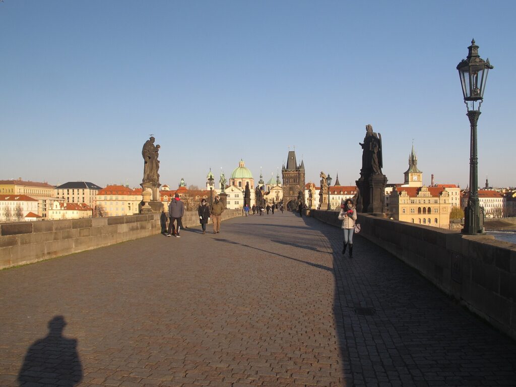 Die Karlsbrücke in Prag am frühen Morgen fast menschenleer, mit Statuen und dem Altstädter Brückenturm
