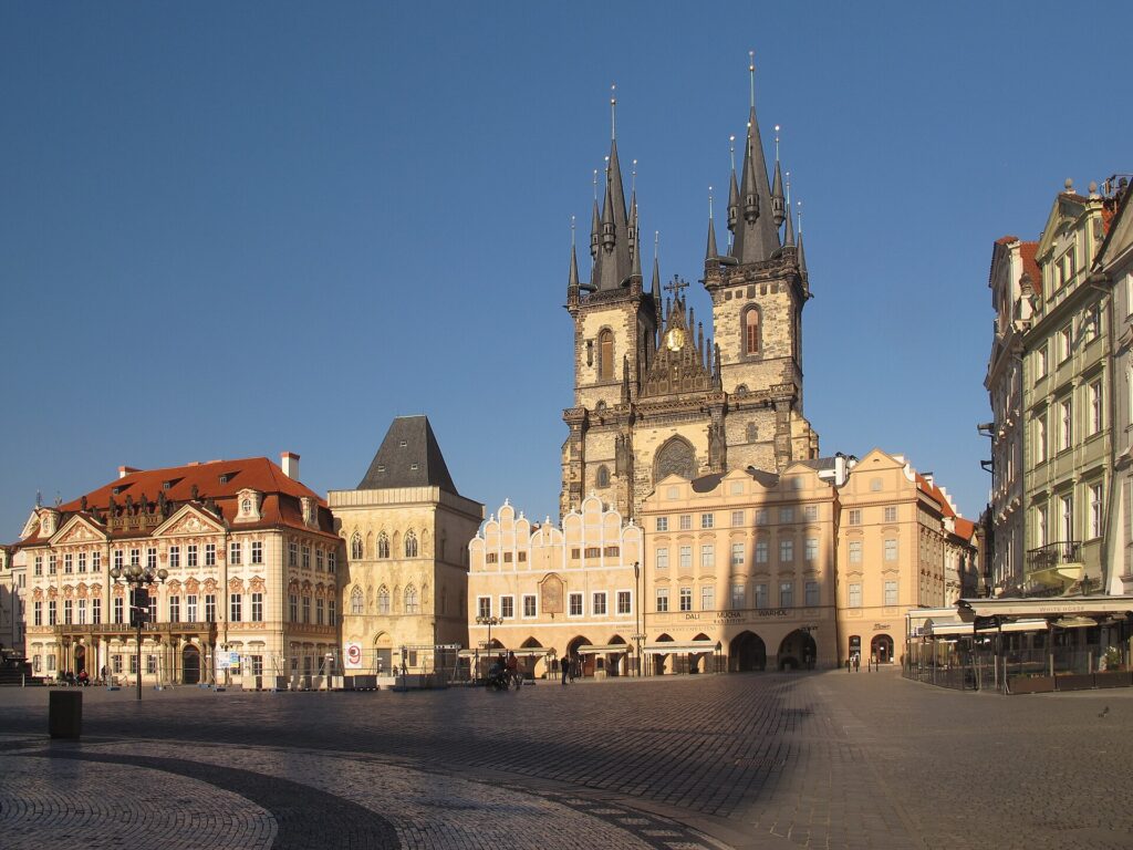 Der Altstädter Ring in Prag mit den beiden Türmen der Teynkirche