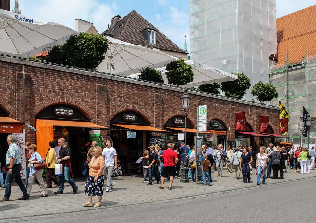 Shops and visitors at the Viktualienmarkt in Munich