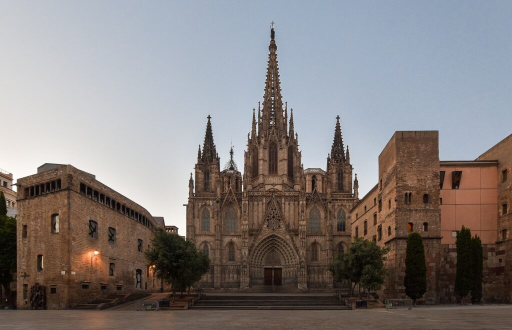 Gotische gevel van de kathedraal van Barcelona aan de Pla de la Seu in de Gotische wijk