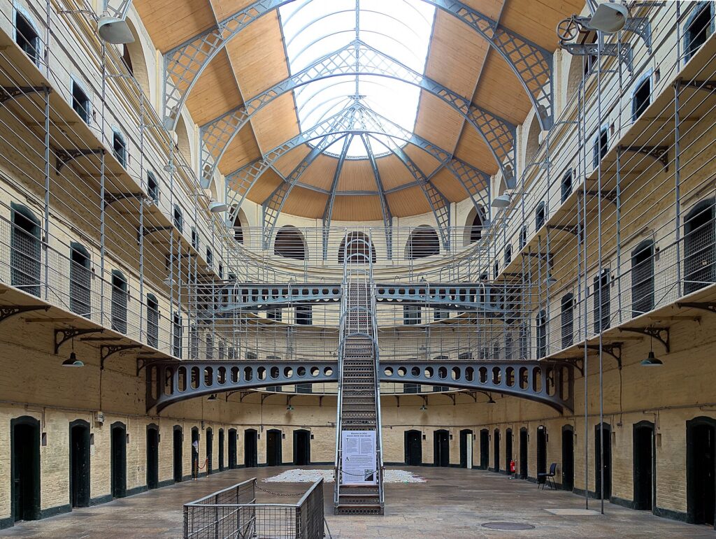 De Victoriaanse vleugel van Kilmainham Gaol in Dublin met ijzeren loopbruggen en daklicht