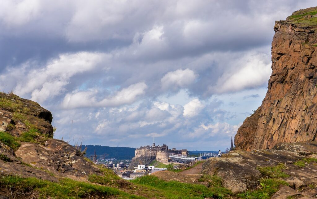 Edinburgh Castle gezien tussen de rotsen van de Salisbury Crags in Holyrood Park