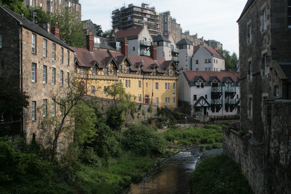 Historische huizen van Dean Village aan de Water of Leith in Edinburgh