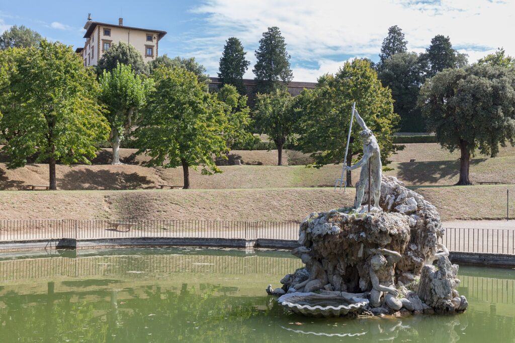 Neptunusfontein tussen de bomen in de Boboli-tuinen in Florence