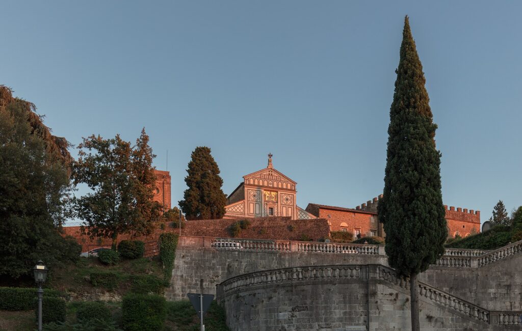 Kerk San Salvatore al Monte met cipressen op de heuvel boven Florence
