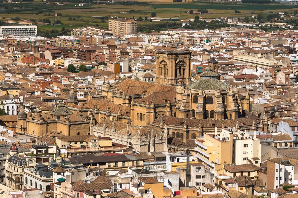 De kathedraal en de Capilla Real van Granada boven de daken van het centrum