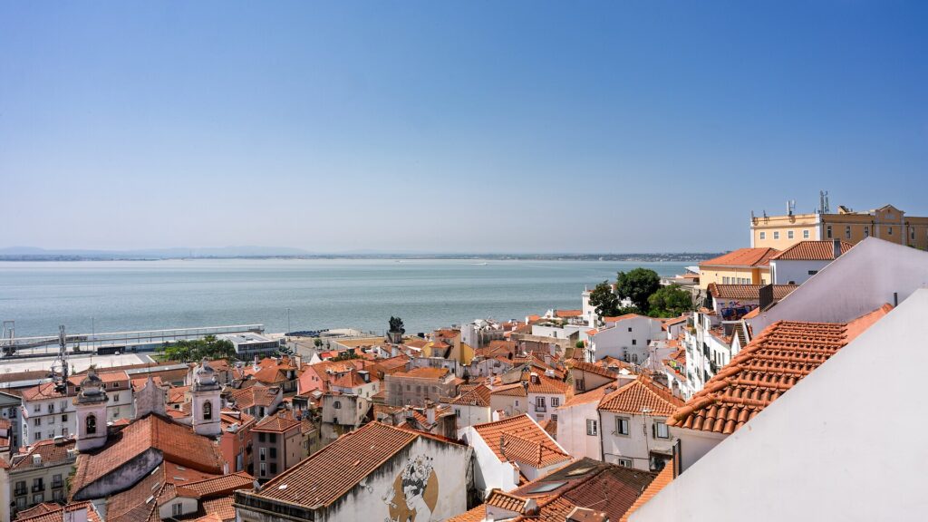 Oranje daken van Alfama die aflopen naar de Taag in Lissabon