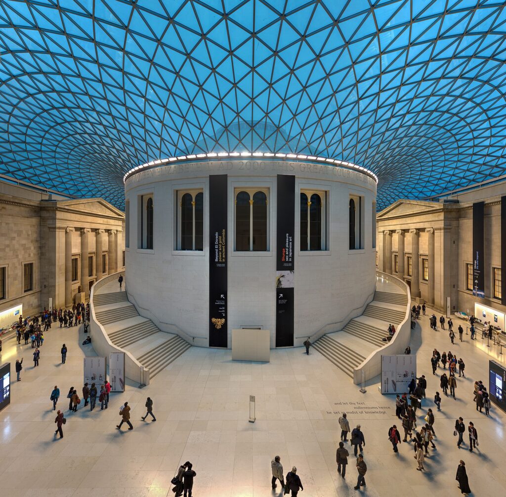 Het Great Court met glazen dak in het British Museum in Londen