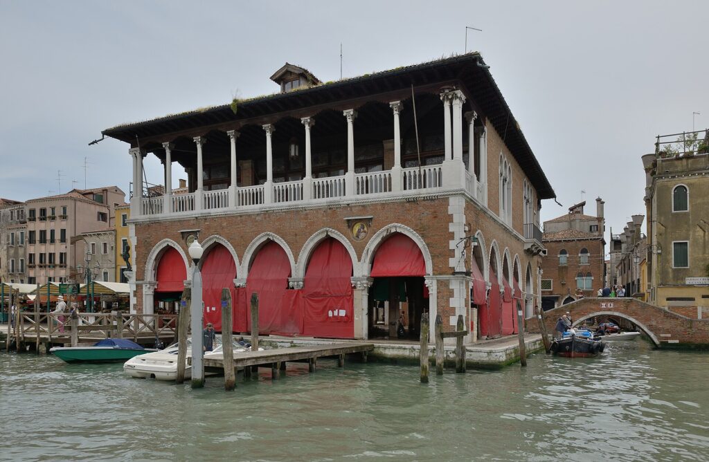 De overdekte vishal Pescheria van de Rialtomarkt aan het Canal Grande in Venetië