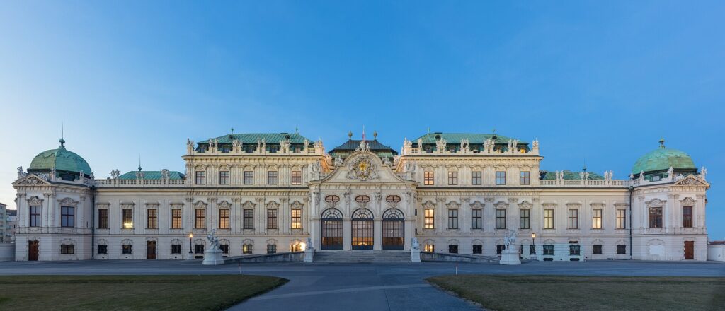 Oberes Belvedere in Wien unter strahlend blauem Himmel