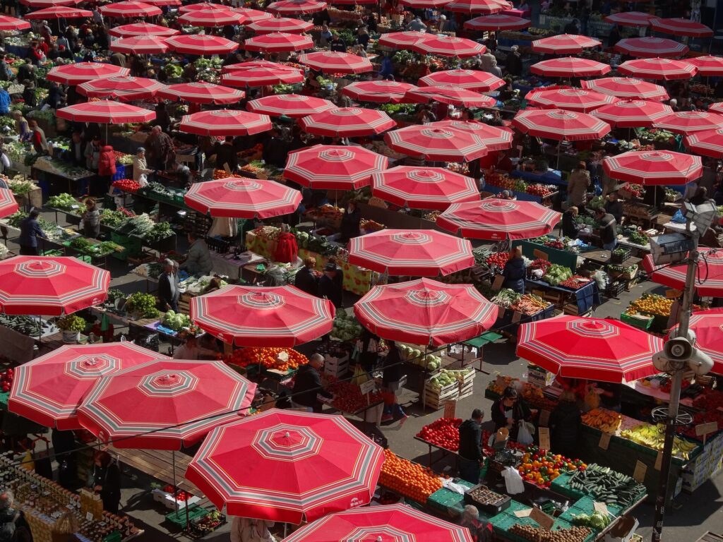 Rote Sonnenschirme über den Ständen des Dolac-Markts in Zagreb