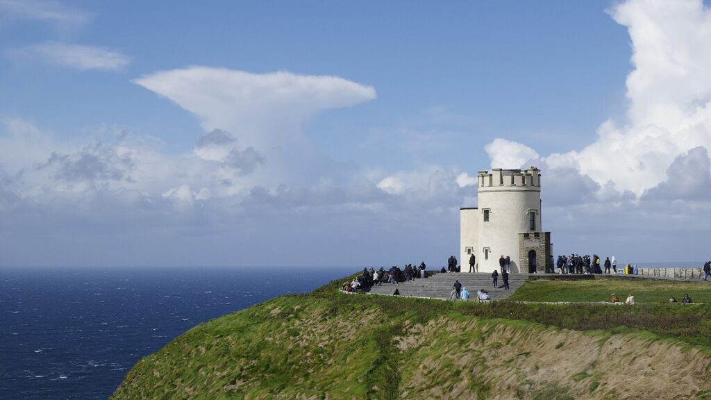 O'Brien's Tower boven op de kliffen van Moher, met bezoekers op het pad