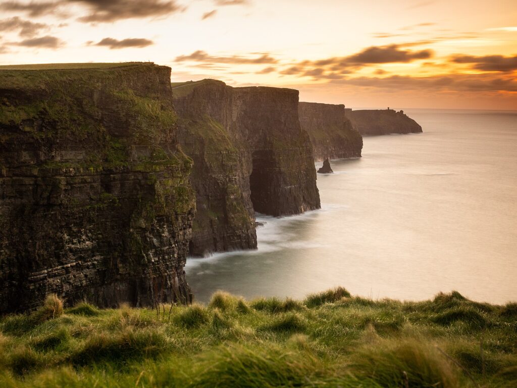 Gouden avondlicht boven de Cliffs of Moher en de Atlantische Oceaan
