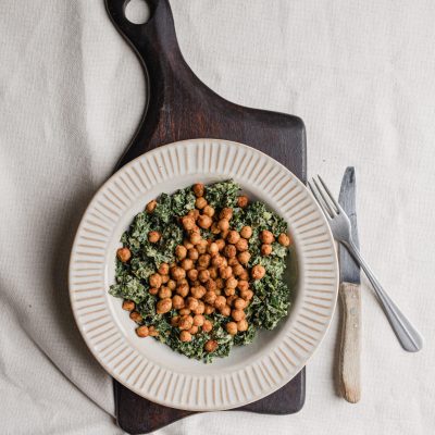 HR_ Boerenkoolsalade met geroosterde kikkererwten HR_ Boerenkoolsalade met geroosterde kikkererwten
